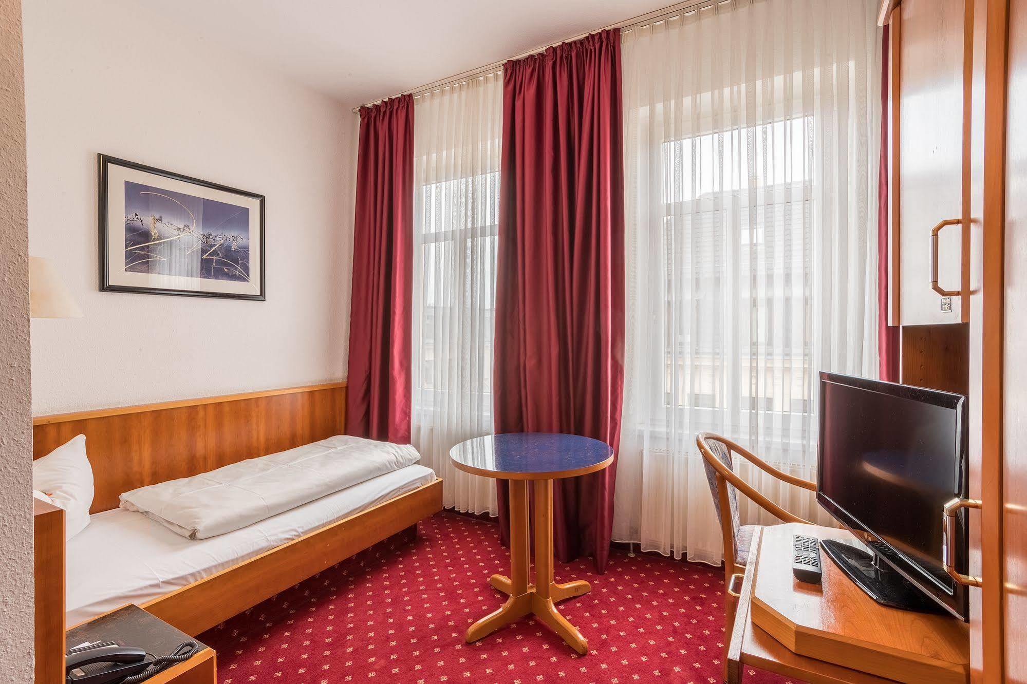 Hotel Astoria Лайпциг Екстериор снимка