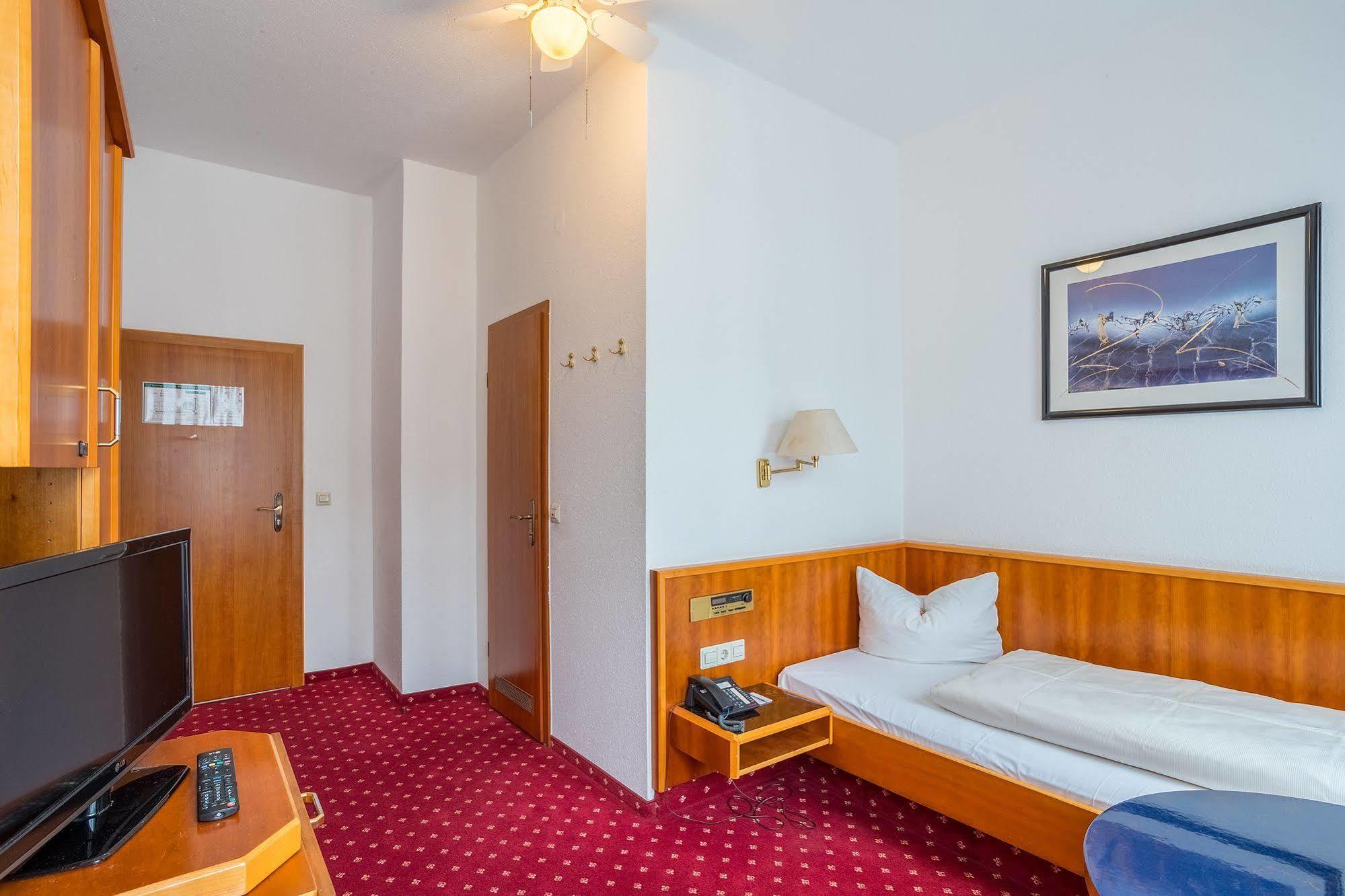Hotel Astoria Лайпциг Екстериор снимка